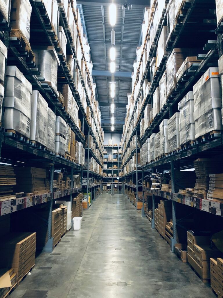 Logistikcenter med BESS batteri bag måleren