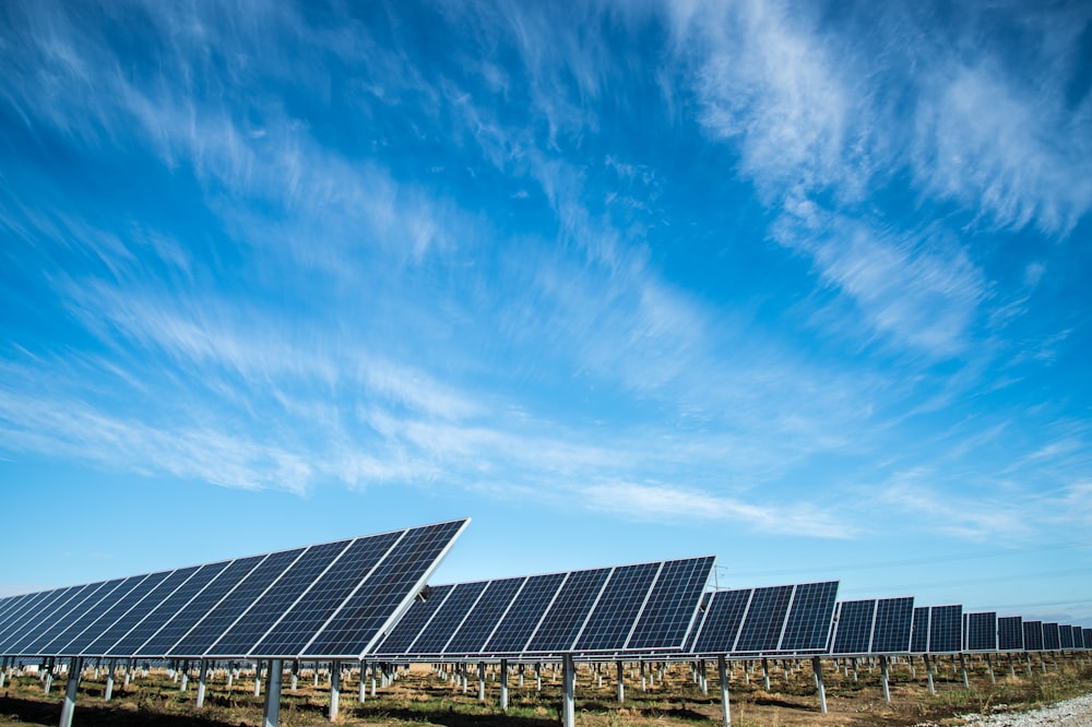 Solcellepark med samplaceret BESS batterilager
