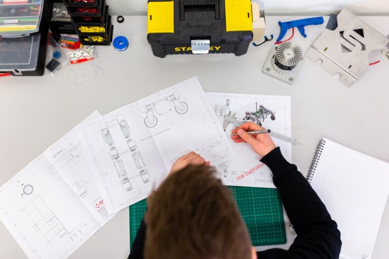 Energirådgiver analyserer forbrugsdata for industrikunde
